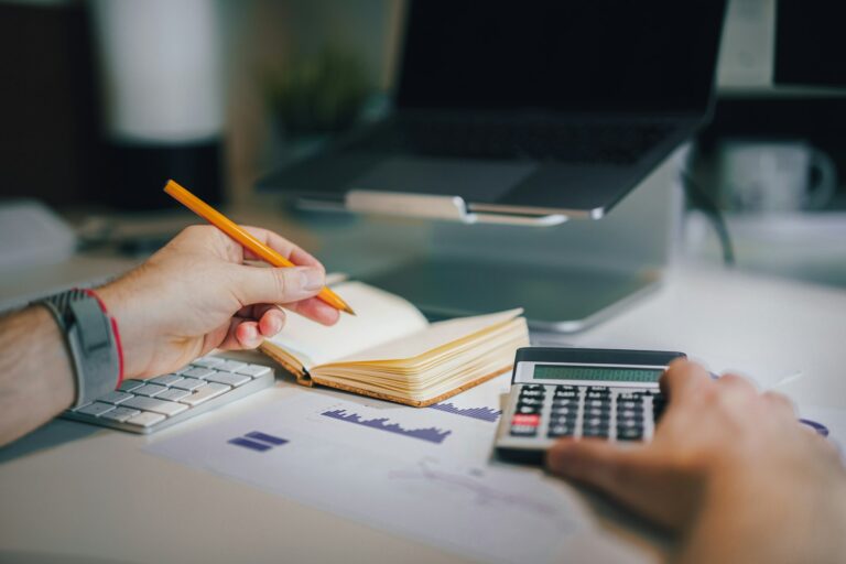 Pessoa calculando contas para aumentar score de crédito
