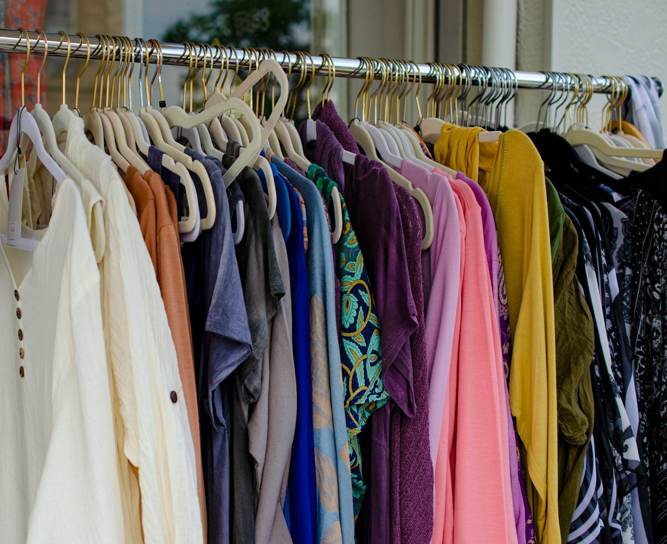 Araras com roupas selecionadas para montar um brechó online
