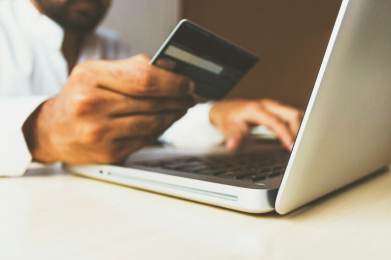 Cartão para compras online sendo usado em pagamento no notebook