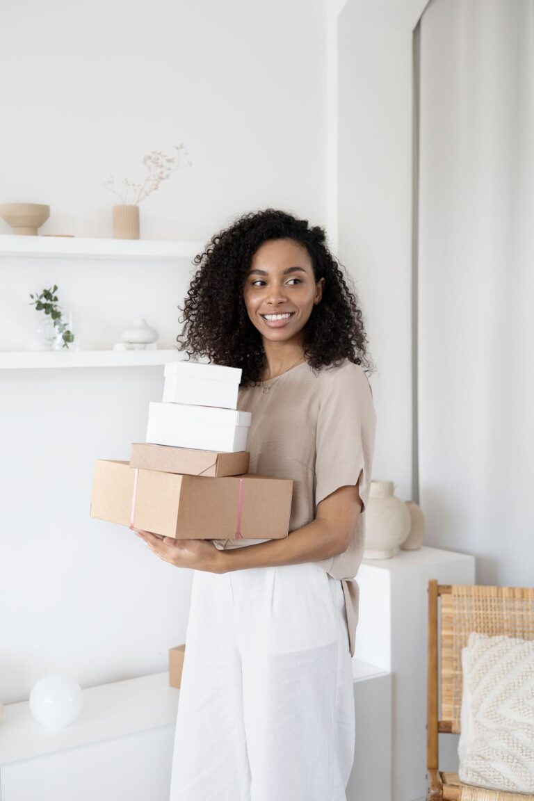 Mulher sorridente segurando caixas de entrega depois de comprar em marketplace