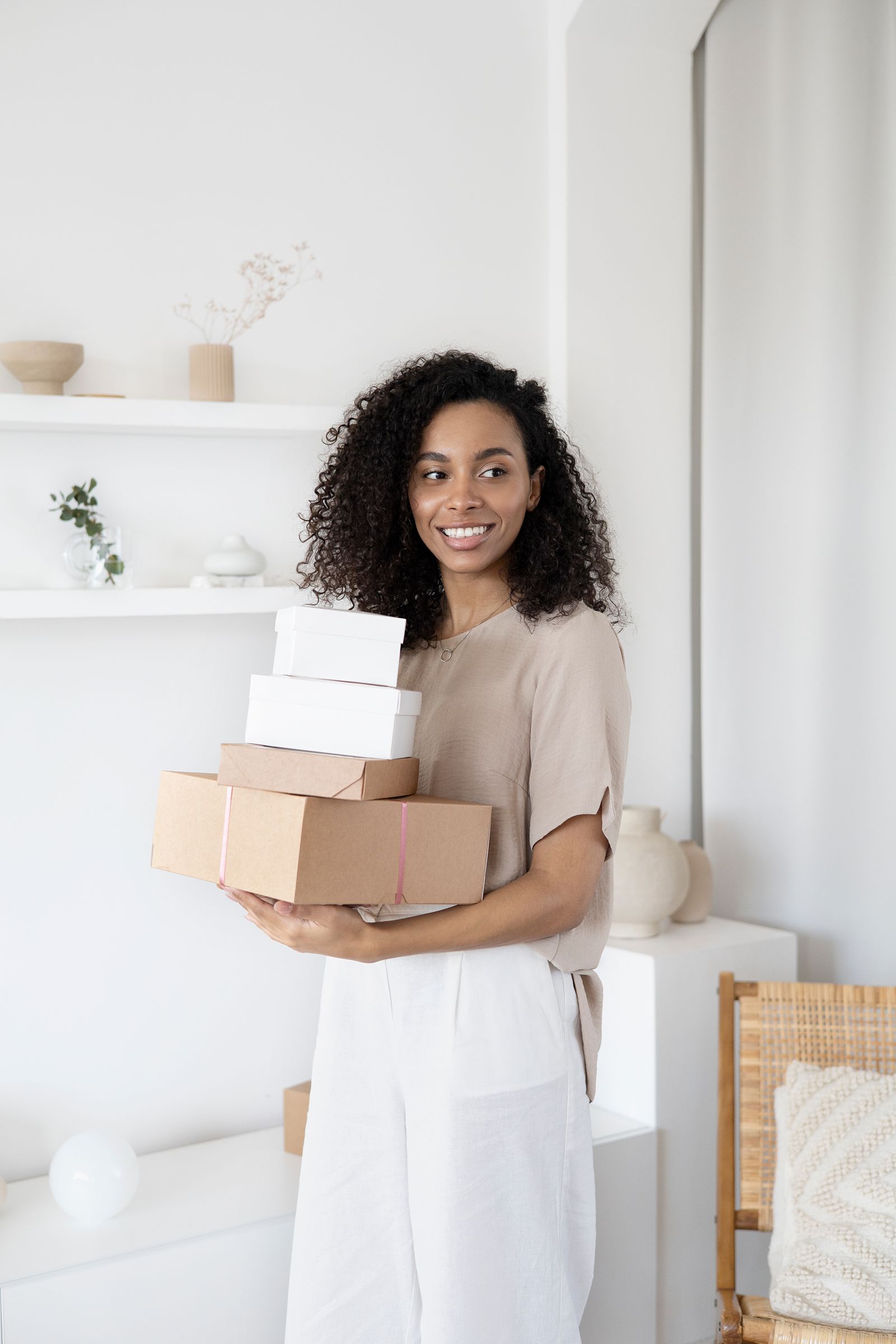Mulher sorridente segurando caixas de entrega depois de comprar em marketplace
