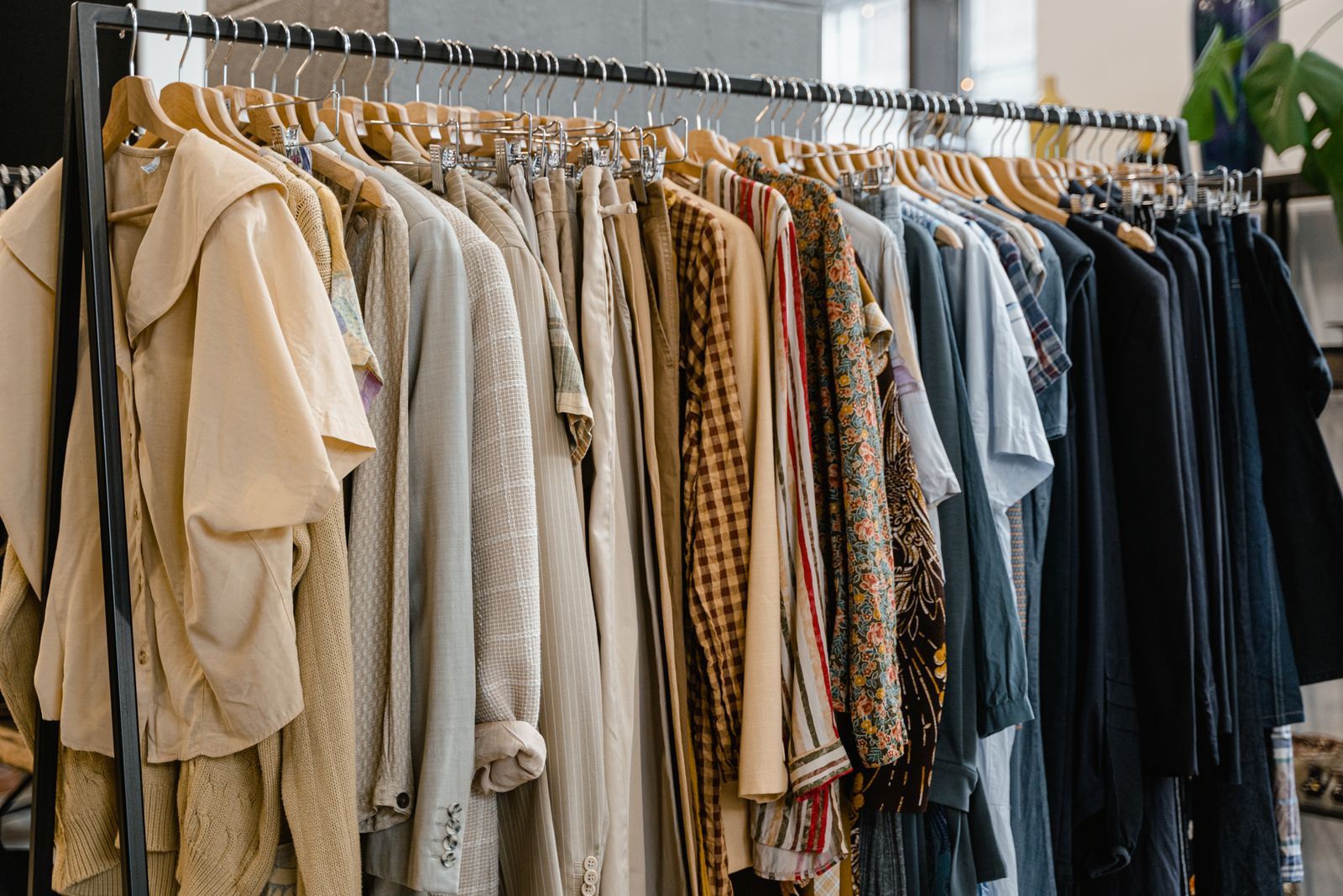 Arara de loja com roupas variadas para comprar roupas com desconto
