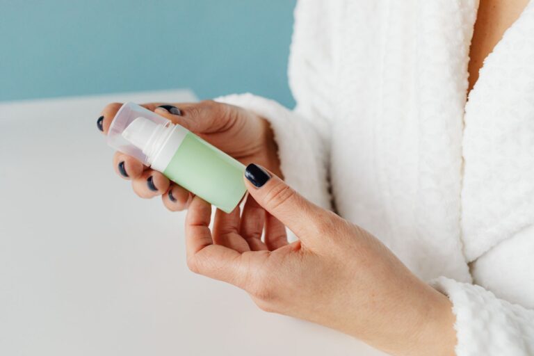 Mulher confere a embalagem de um cosmético original antes de usar