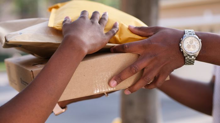 Pessoas trocando pacotes em devolução de compra internacional