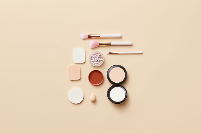 Pincéis, pó e esponjas, base para dupes de maquiagem