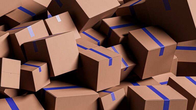 Imposto de importação: pilha de encomendas internacionais em caixas de papelão