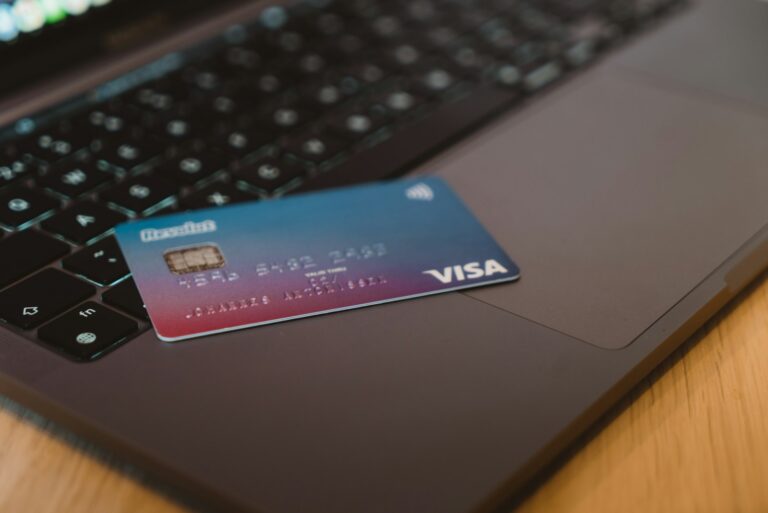 IOF no cartão: cartão internacional sobre notebook em compra no exterior
