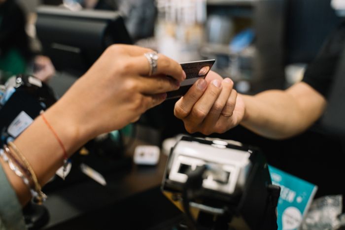 Pagamento com cartão na maquininha, tema IOF no cartão
