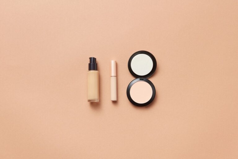 Kit de maquiagem básico com base líquida, corretivo e pó compacto