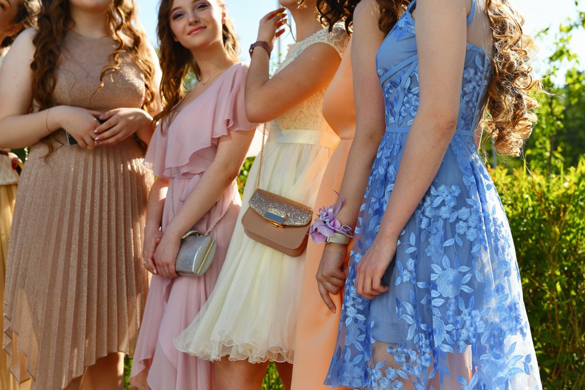Convidadas com vestidos coloridos, ideias de look para casamento