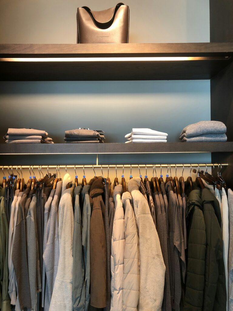 Looks com peças básicas em tons neutros organizados no armário