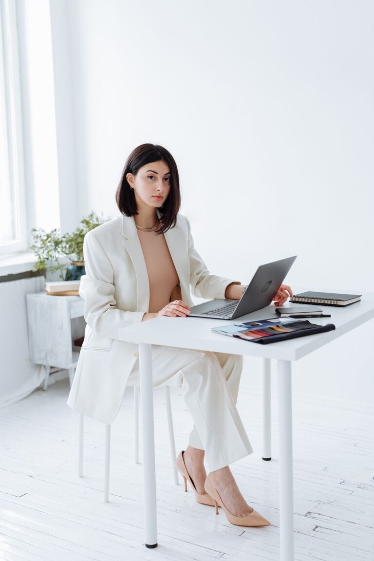 Mulher de blazer em escritório mostrando looks para trabalho