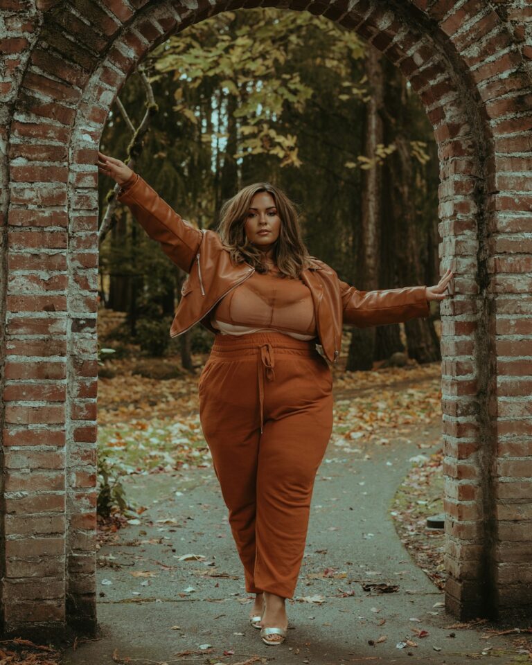 Moda plus size barata: mulher com conjunto de moletom terracota e jaqueta de couro sintético