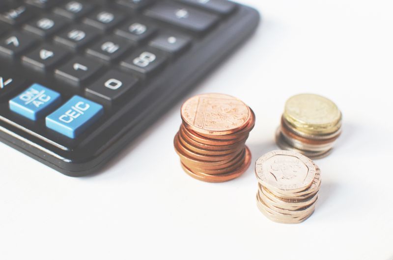 Calculadora e moedas para aplicar a regra 50 30 20