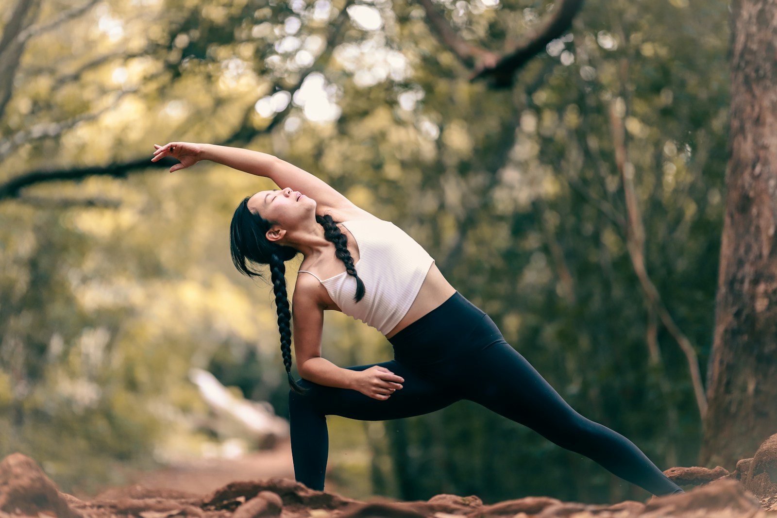 Roupa de academia barata: legging preta lisa e top básico em movimento de alongamento