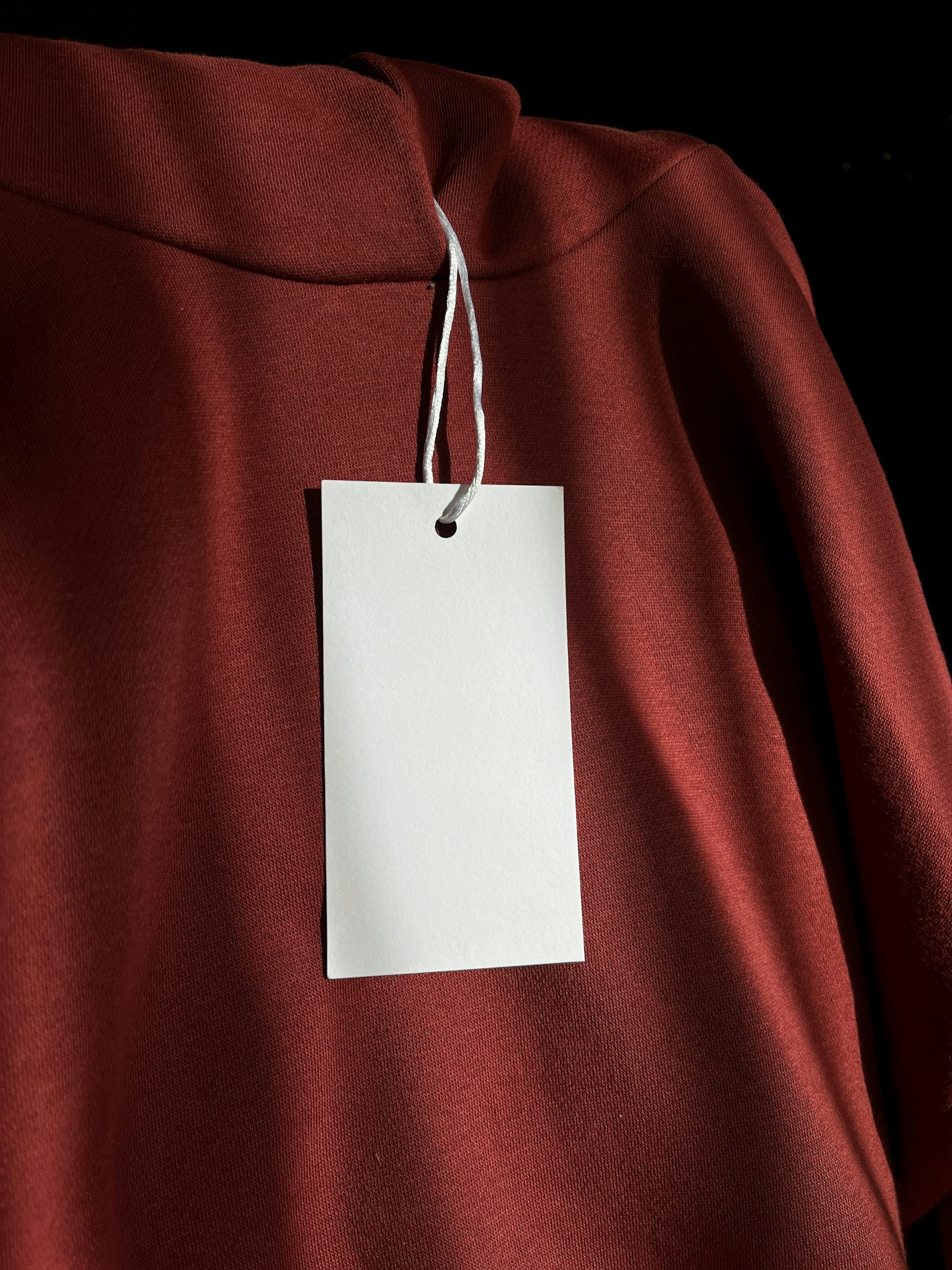 Roupas de qualidade: moletom vermelho de malha com etiqueta branca pendurada