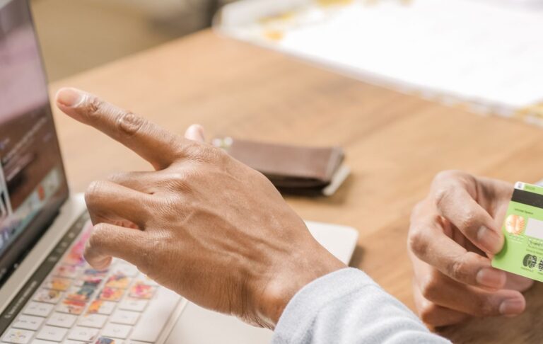 Pessoa conferindo um site confiável antes de comprar no notebook