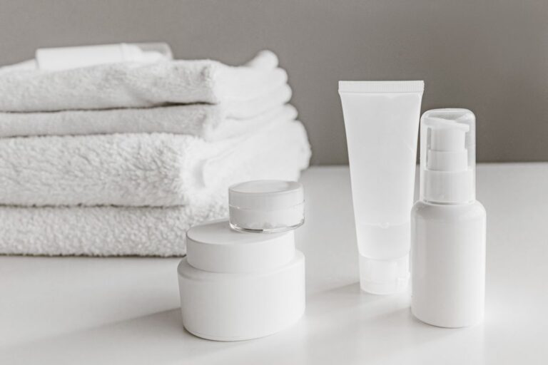 Frascos brancos e toalhas, rotina de skincare barato