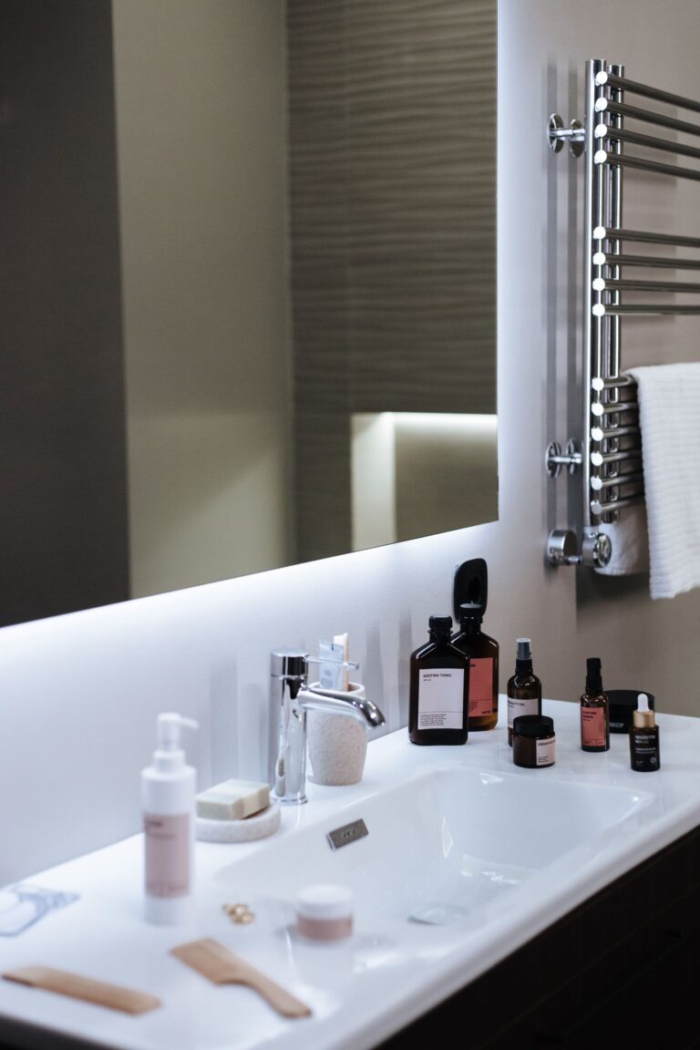 Produtos de skincare barato organizados na pia do banheiro