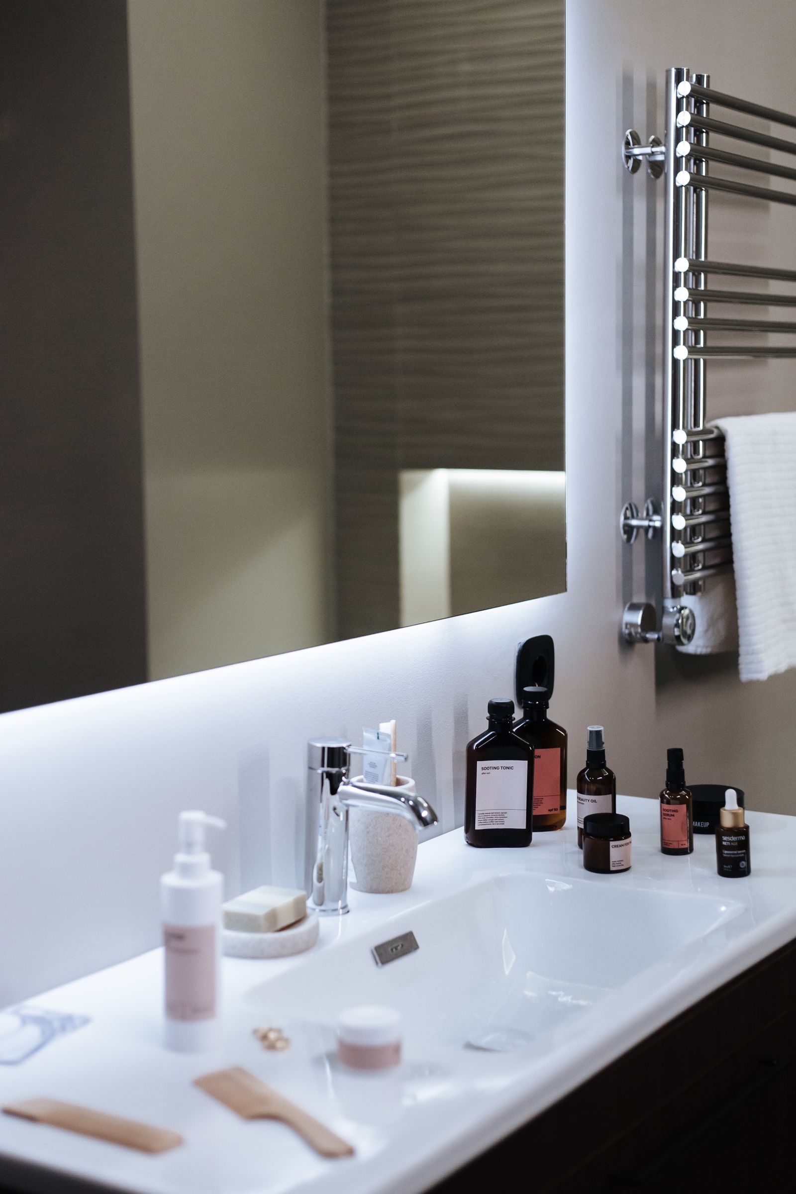 Produtos de skincare barato organizados na pia do banheiro